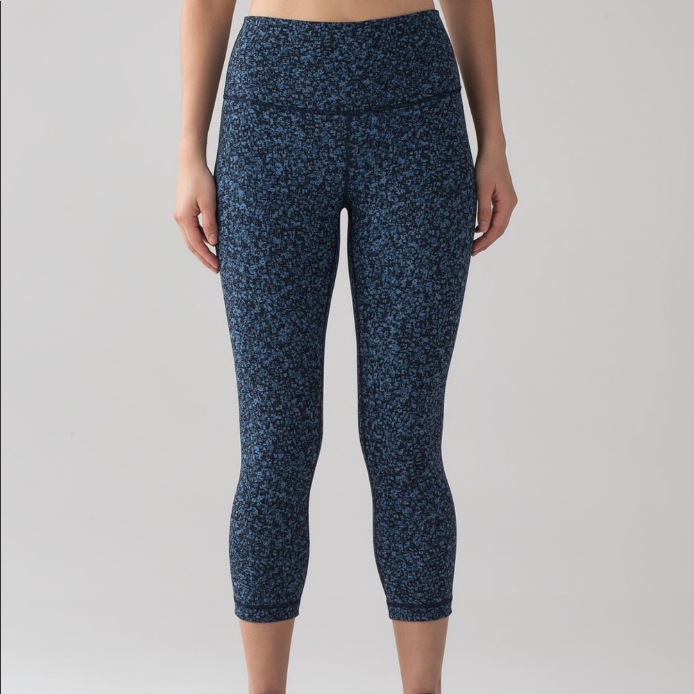 Lululemon Wunder Under Crop (Hi-Rise) (Full-On Luxtreme 21") Size 4